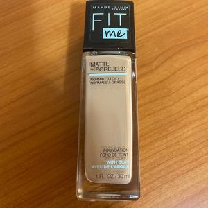 Maybelline Fit Me Foundation Matte + Poreless. 222 True beige